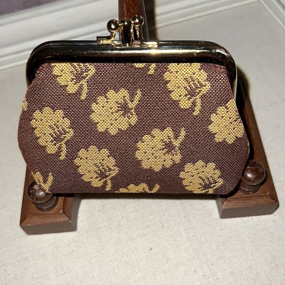 Signare brown brocade coin purse /cream accents and gold hardware NWOT - Picture 2 of 6
